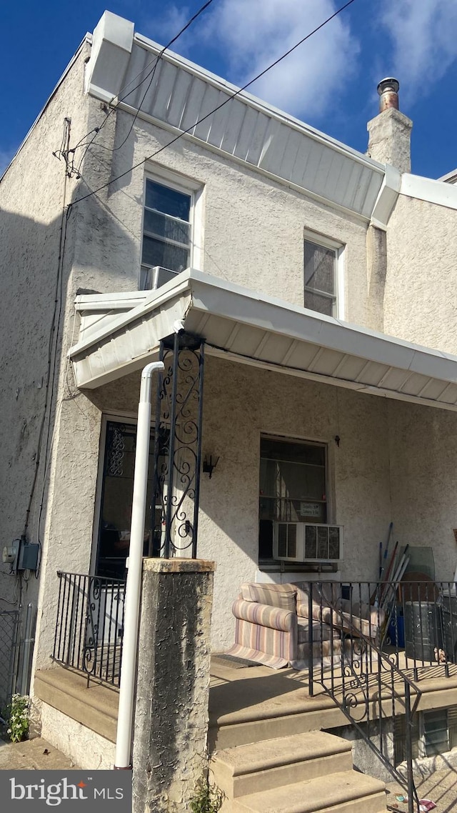 view of front of home featuring a porch