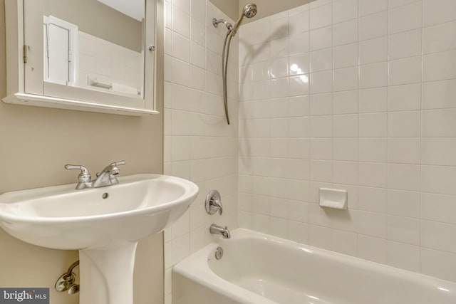 bathroom featuring tiled shower / bath