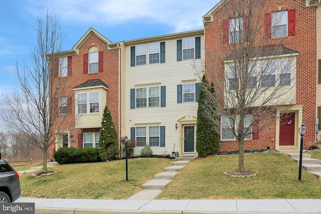 multi unit property featuring a front yard