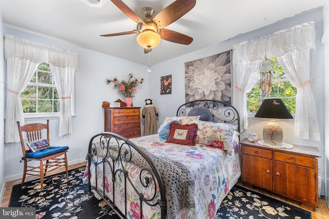 bedroom with ceiling fan