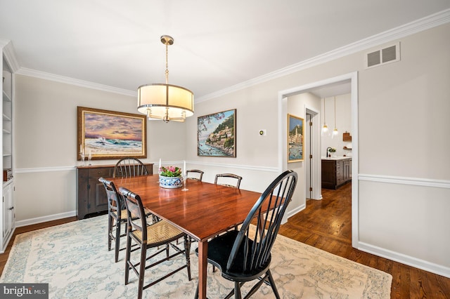 dining space with ornamental molding