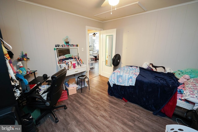 bedroom with hardwood / wood-style floors, crown molding, and ceiling fan