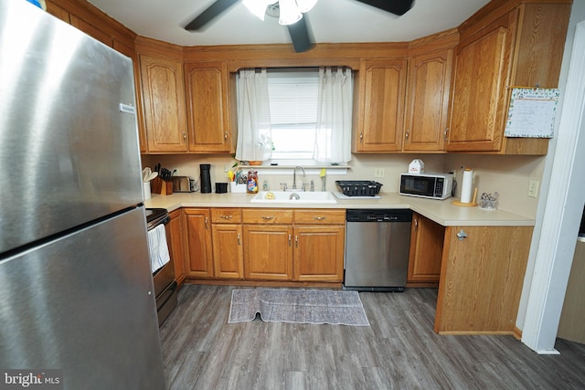 kitchen with sink, stainless steel appliances, dark hardwood / wood-style floors, and ceiling fan