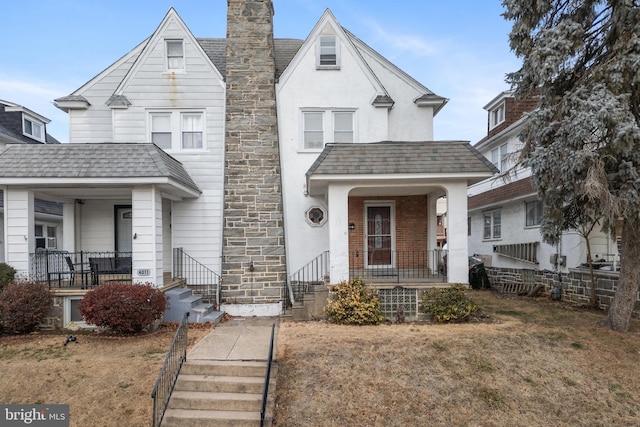 view of front of property featuring a front lawn and a porch