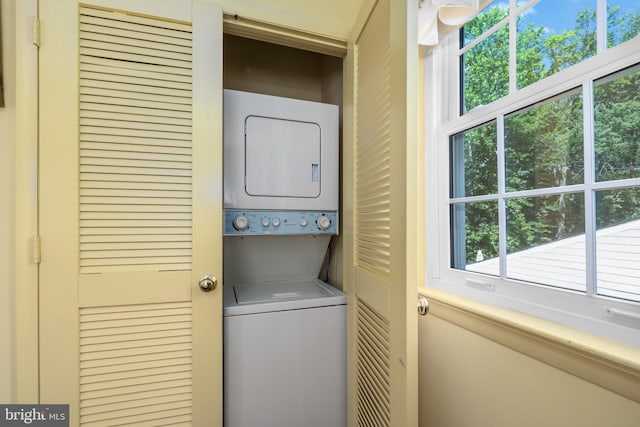 1113 Cameron Rd, Alexandria, VA 22308 - laundry room featuring stacked washer / dryer