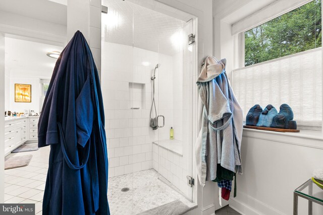 bathroom featuring tiled shower