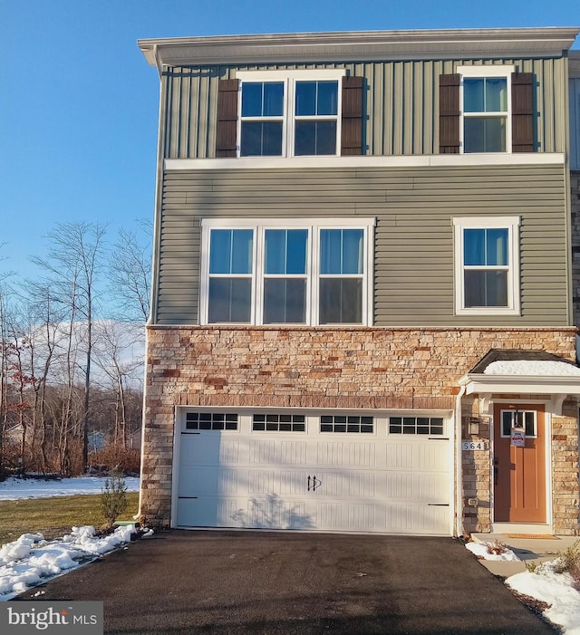 view of front of house featuring a garage