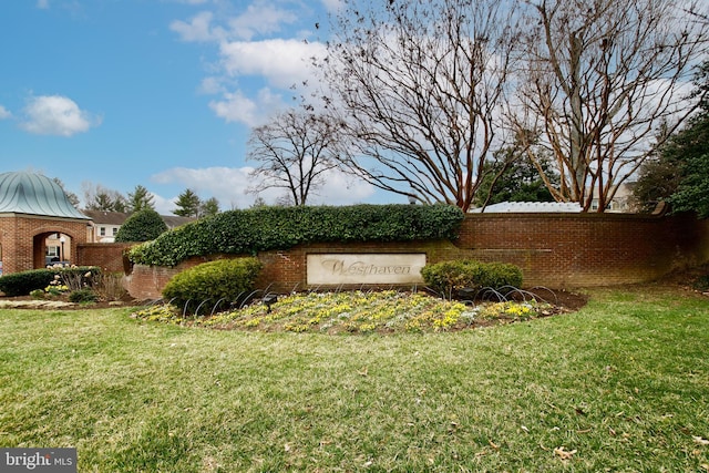 community sign featuring a lawn