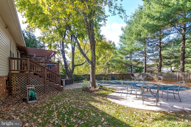 view of yard featuring a patio area