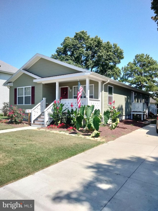 view of front of house featuring a front lawn and covered porch