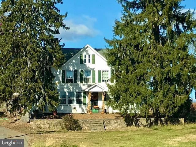 view of front of home featuring a front lawn