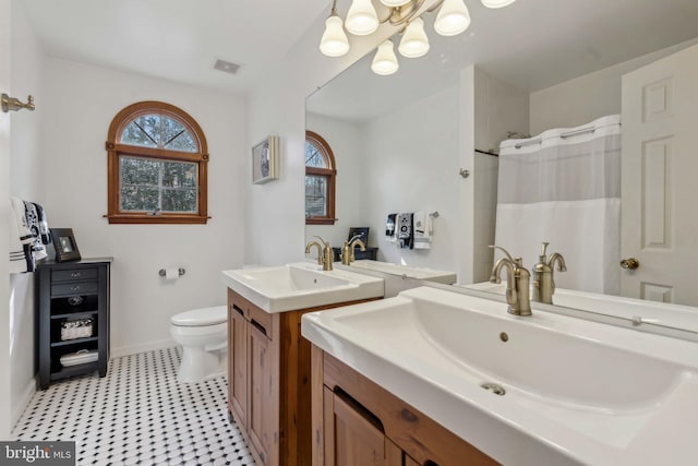 bathroom with a shower with curtain, visible vents, a sink, and toilet