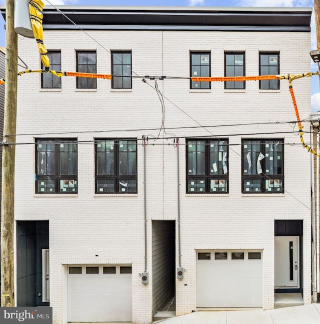 view of front facade with a garage