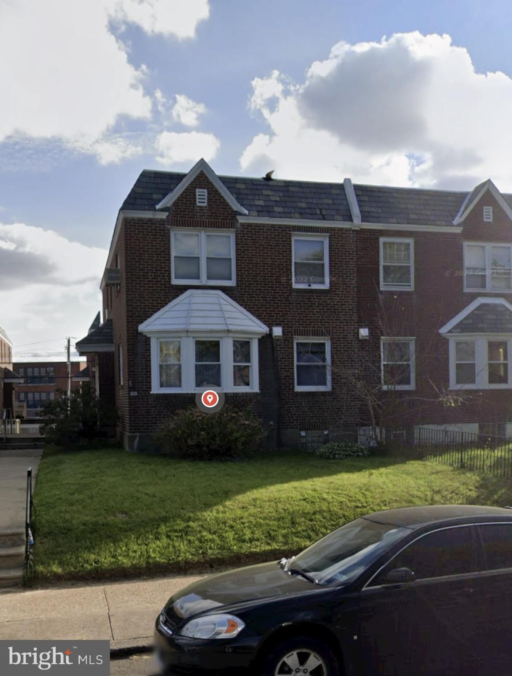 view of front of home with a front lawn