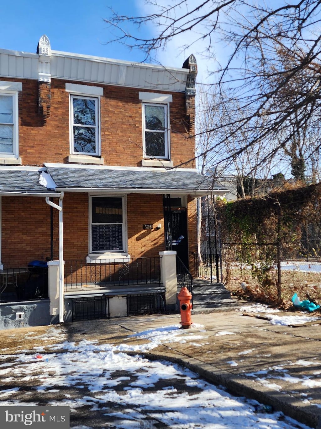 view of front of property featuring a porch