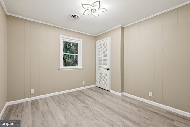 unfurnished room with light hardwood / wood-style floors and crown molding