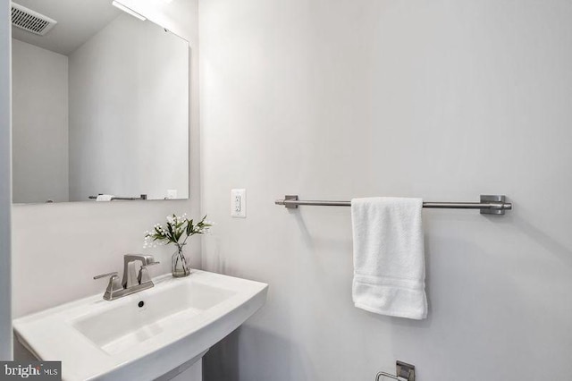 bathroom featuring sink