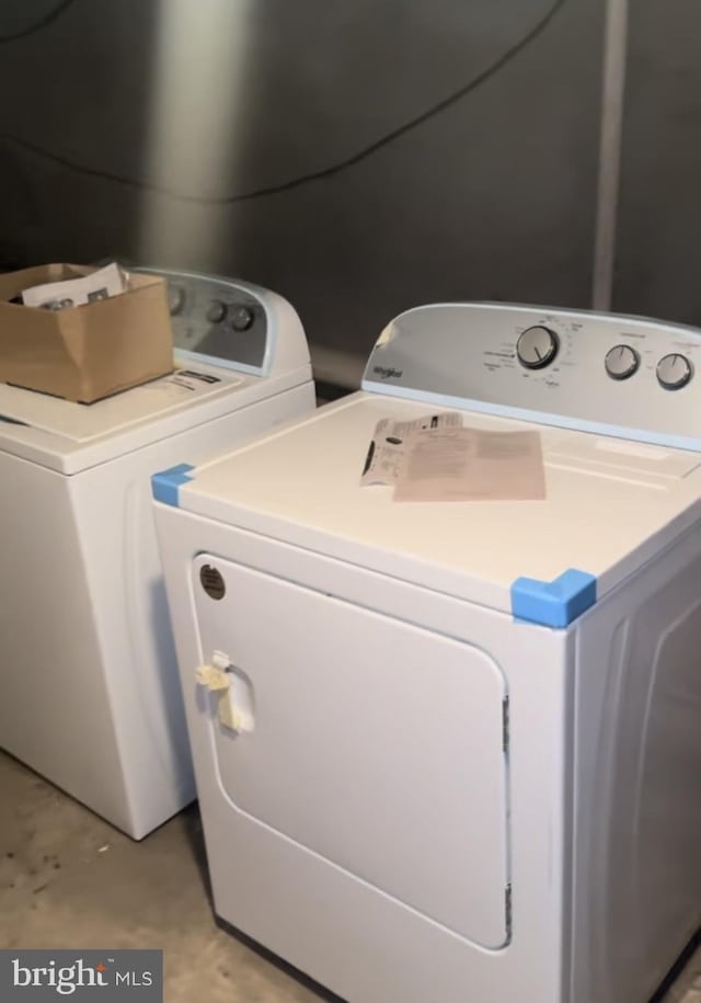 laundry area featuring washer and clothes dryer