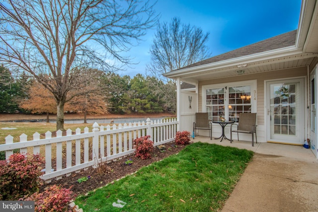 view of yard featuring a patio area