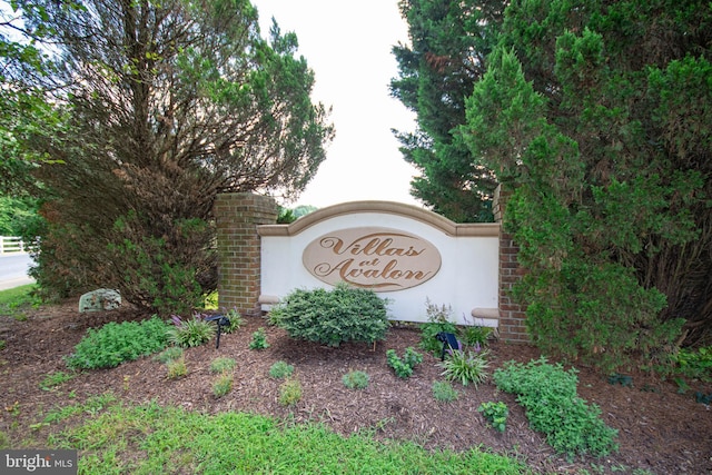 view of community / neighborhood sign