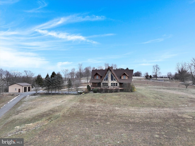 view of front of property featuring a front yard