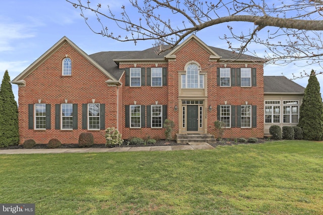 colonial inspired home featuring a front yard