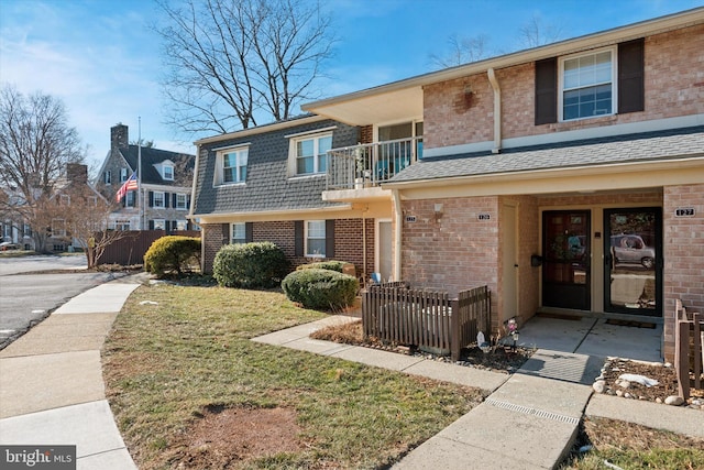 view of front of home with a front lawn