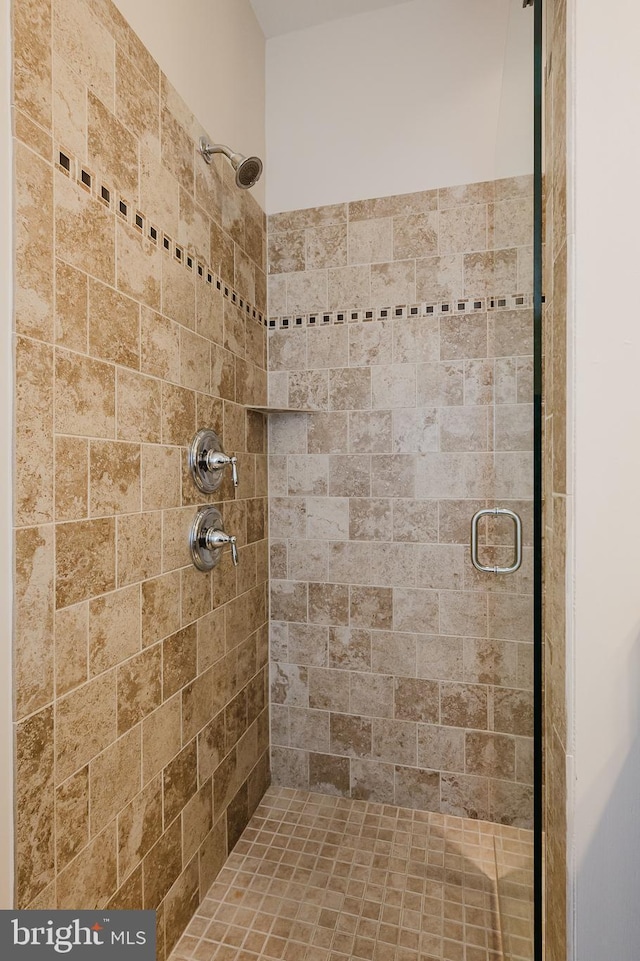 bathroom featuring a tile shower