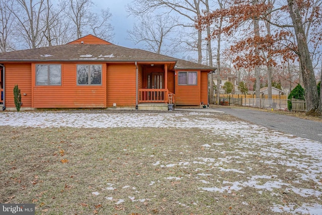 view of front facade with a front lawn