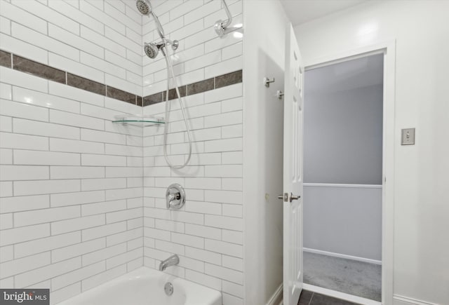 bathroom featuring tiled shower / bath