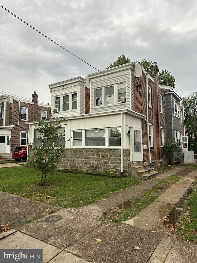 view of front of property with a front yard