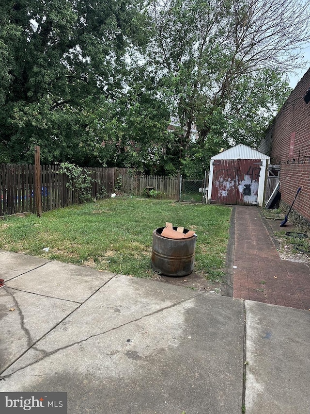 view of yard with an outdoor structure