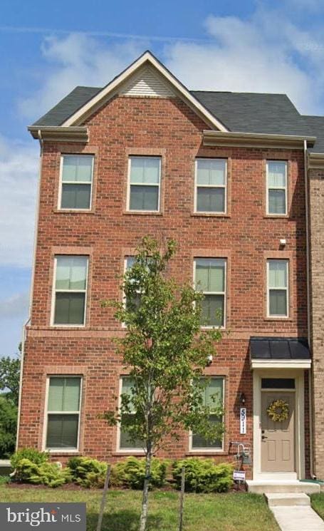 view of front facade featuring brick siding