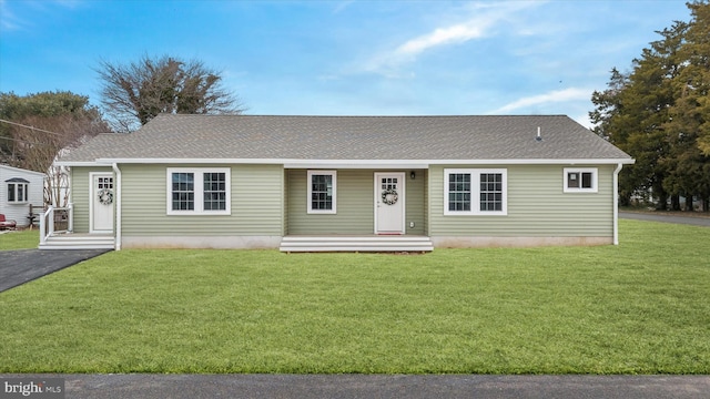 single story home with a front lawn