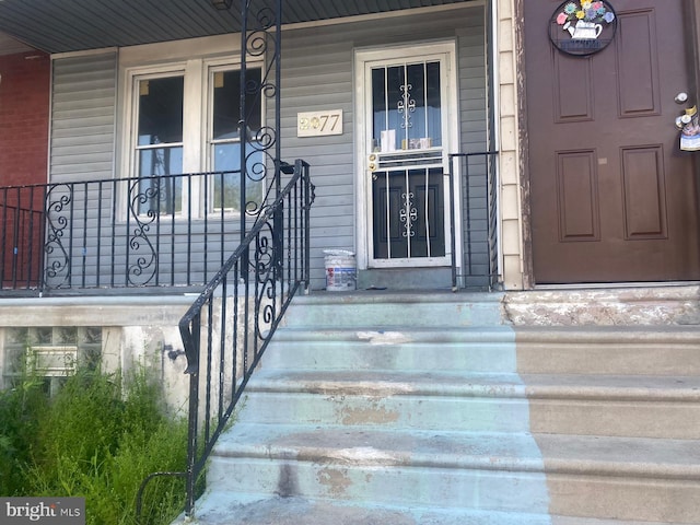 property entrance featuring a porch