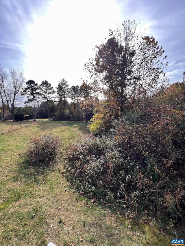 view of yard featuring a rural view