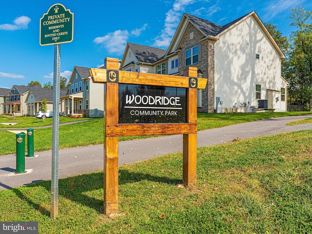 community / neighborhood sign featuring a lawn