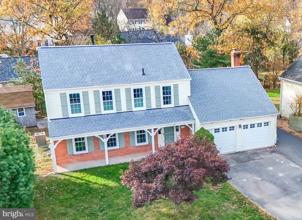 view of front facade with a garage and a front yard