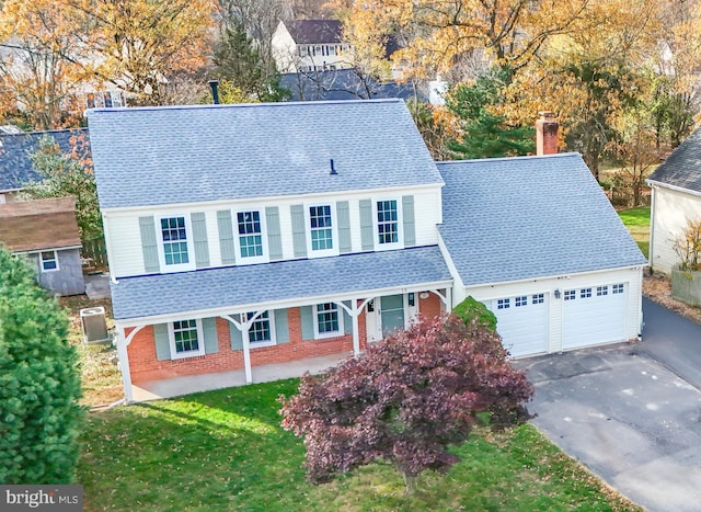 view of front of home featuring a front lawn and a garage