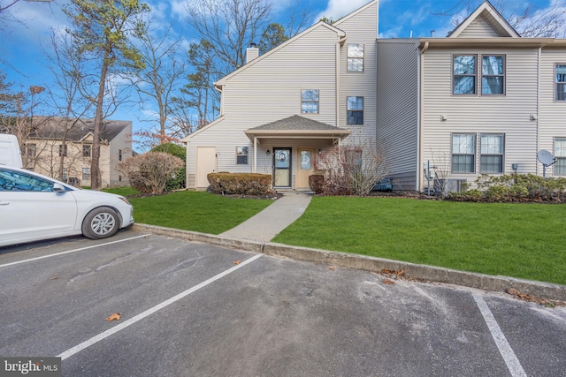 townhome / multi-family property with a front yard