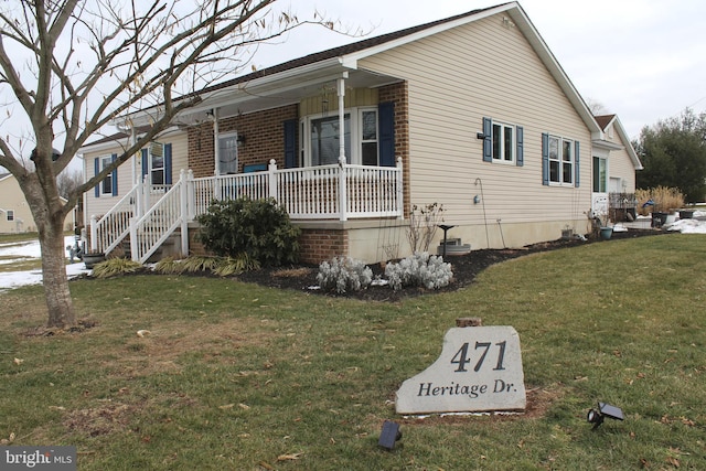 view of front of property featuring a porch and a front yard