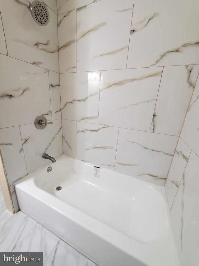 bathroom featuring tiled shower / bath