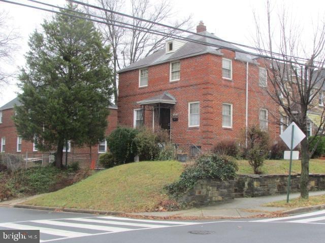 view of front of house with a front lawn