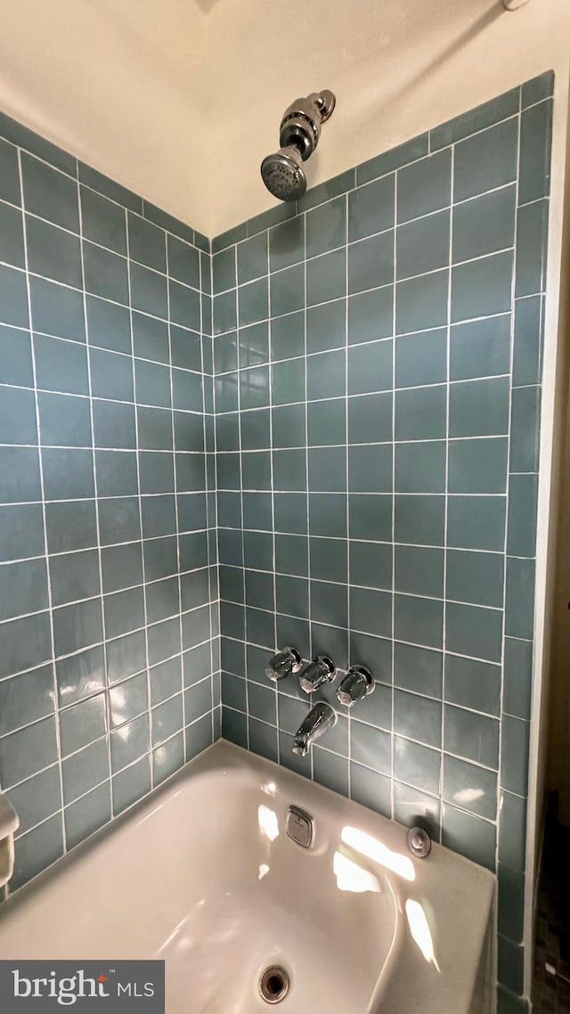 bathroom featuring tiled shower / bath combo