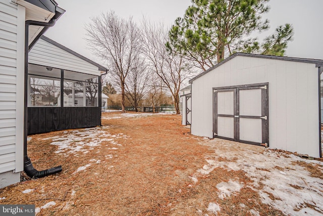 view of yard with a shed