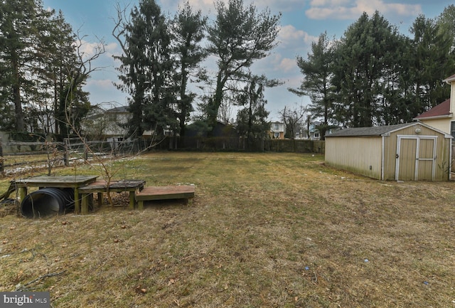 view of yard featuring a storage unit