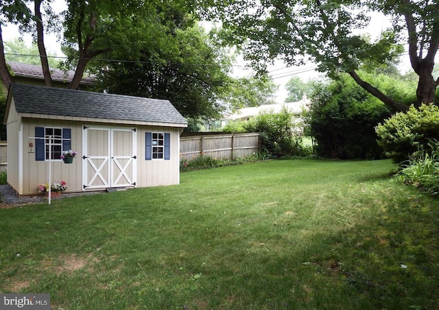 view of yard featuring a shed