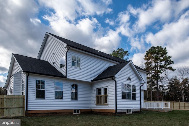 back of house featuring a lawn