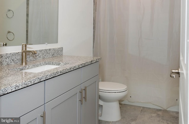 bathroom with a shower with curtain, vanity, and toilet