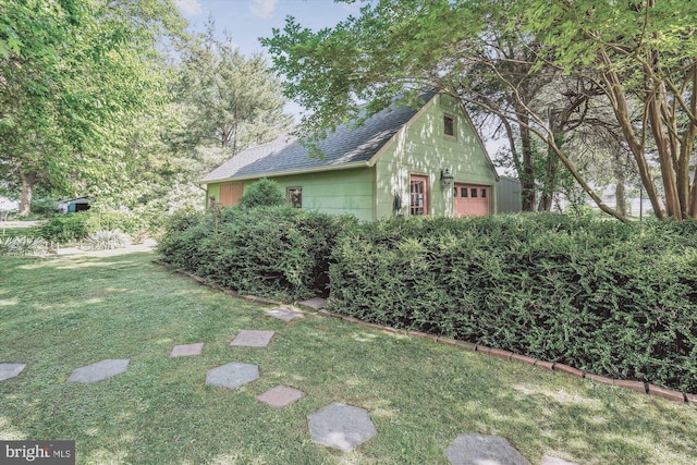 view of yard featuring a garage and an outdoor structure